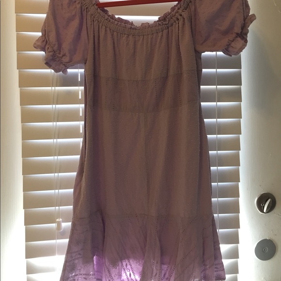 Lavender dress with puffy sleeves & lace details. - Picture 4 of 6